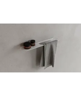 Banyoda raflı kancalı havlu askısı, beyaz tabanlı